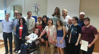 Premiadas y premiados en la Olimpiada de Clásicas 2014, con el vicerrector Ramon López y otros miembros de la organización.
